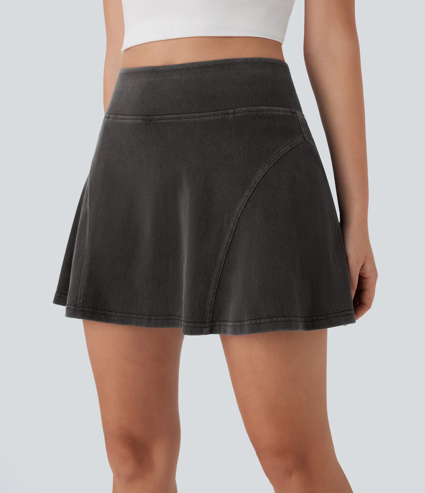 تنورة جينز صغيرة بجيوب