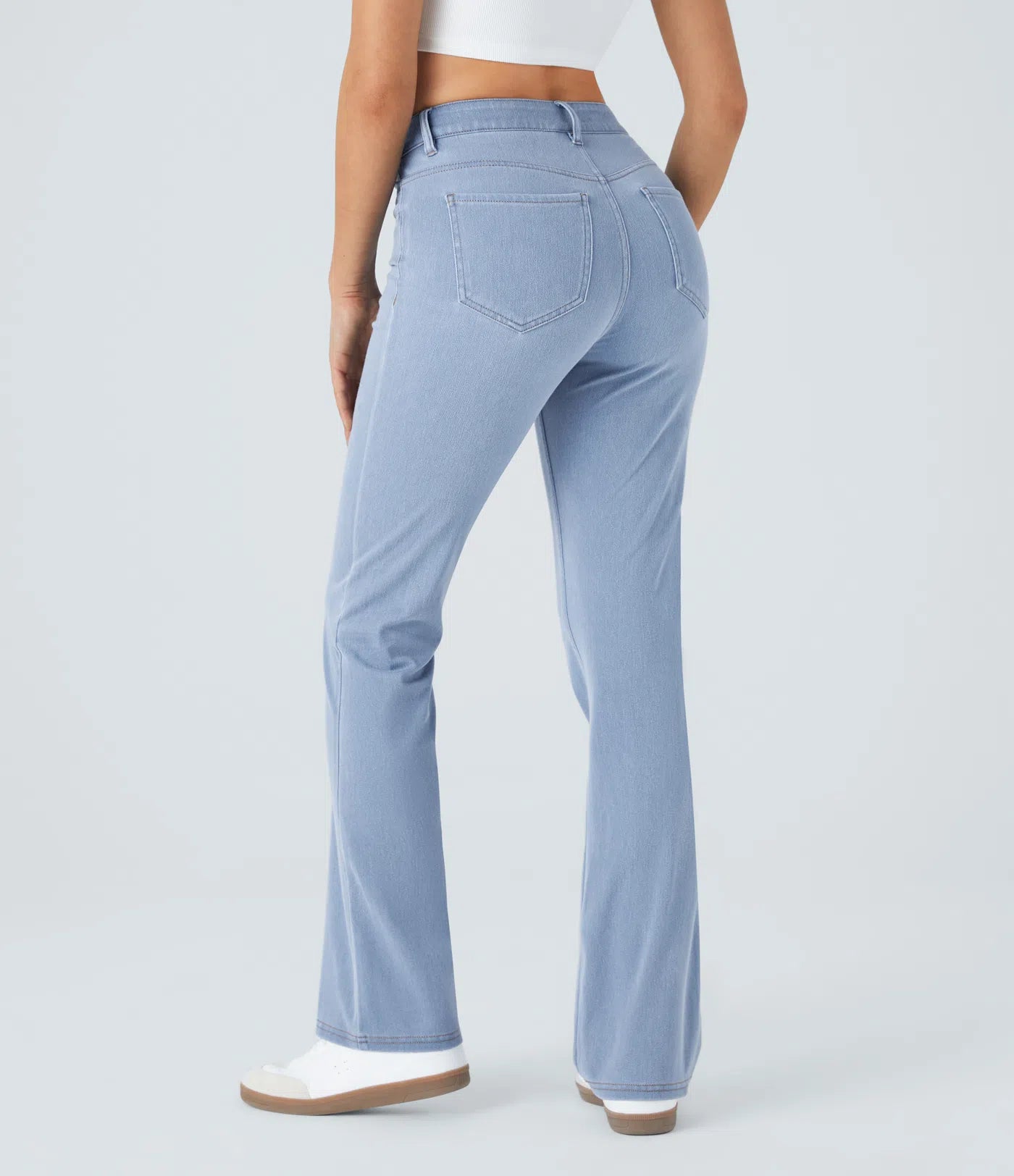 بنطال جينز مريح متوسط ​​الارتفاع وواسع الساق