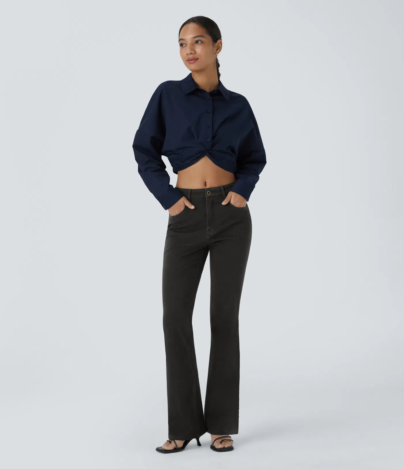 بنطال جينز مريح متوسط ​​الارتفاع وواسع الساق