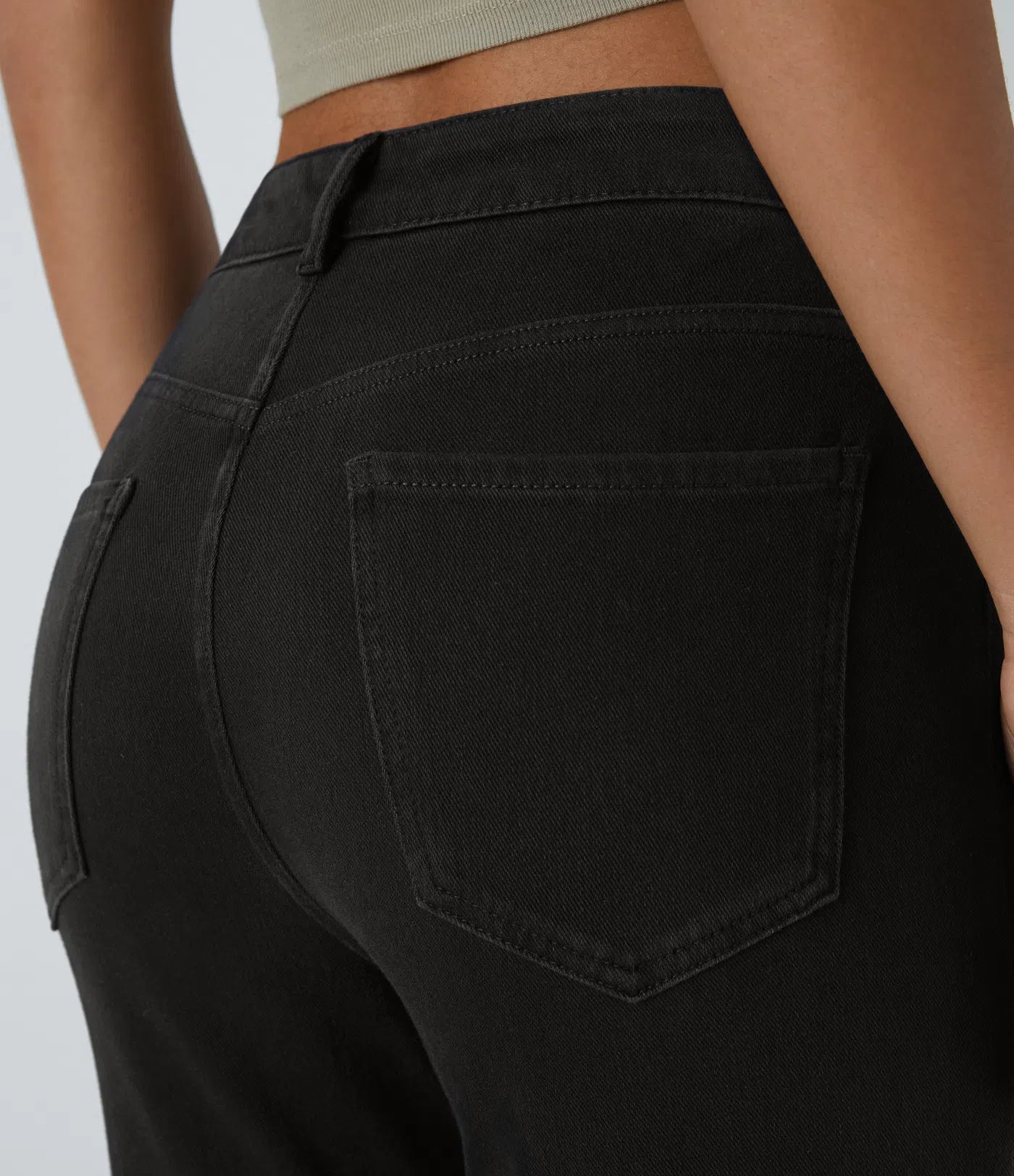 بنطال جينز مريح متوسط ​​الارتفاع وواسع الساق