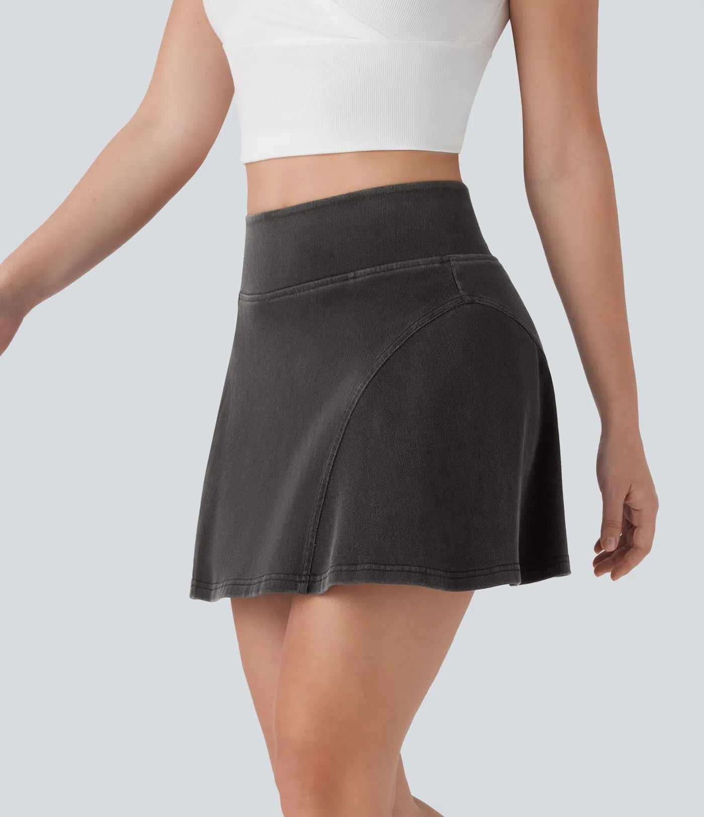 تنورة جينز صغيرة بجيوب