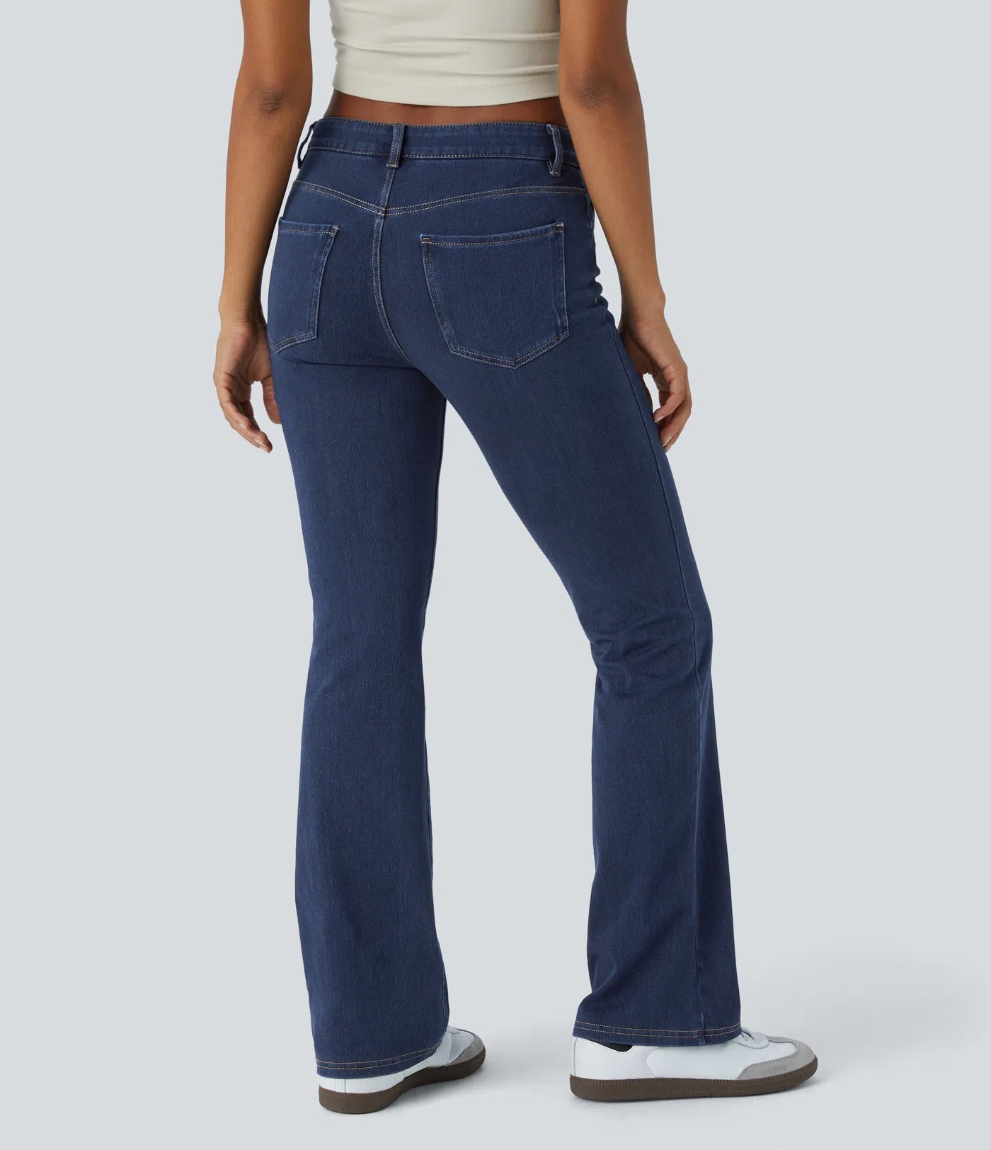 بنطال جينز مريح متوسط ​​الارتفاع وواسع الساق