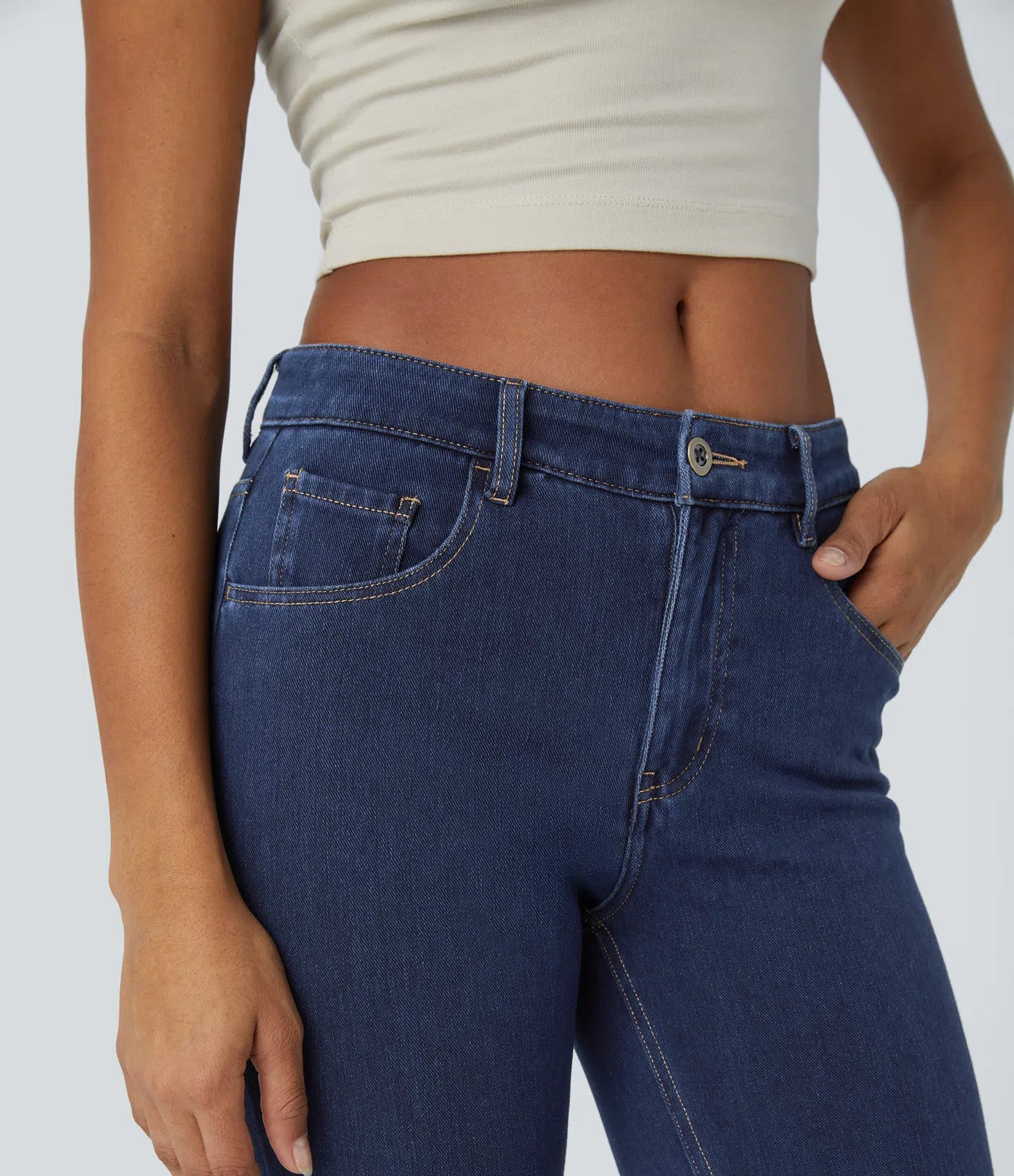 بنطال جينز مريح متوسط ​​الارتفاع وواسع الساق